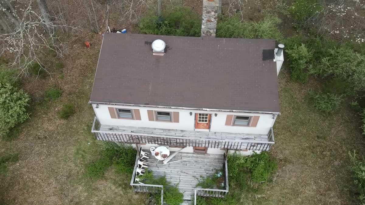 Letecký pohled odhaluje stav domu před rekonstrukcí a rozsah potřebných úprav.