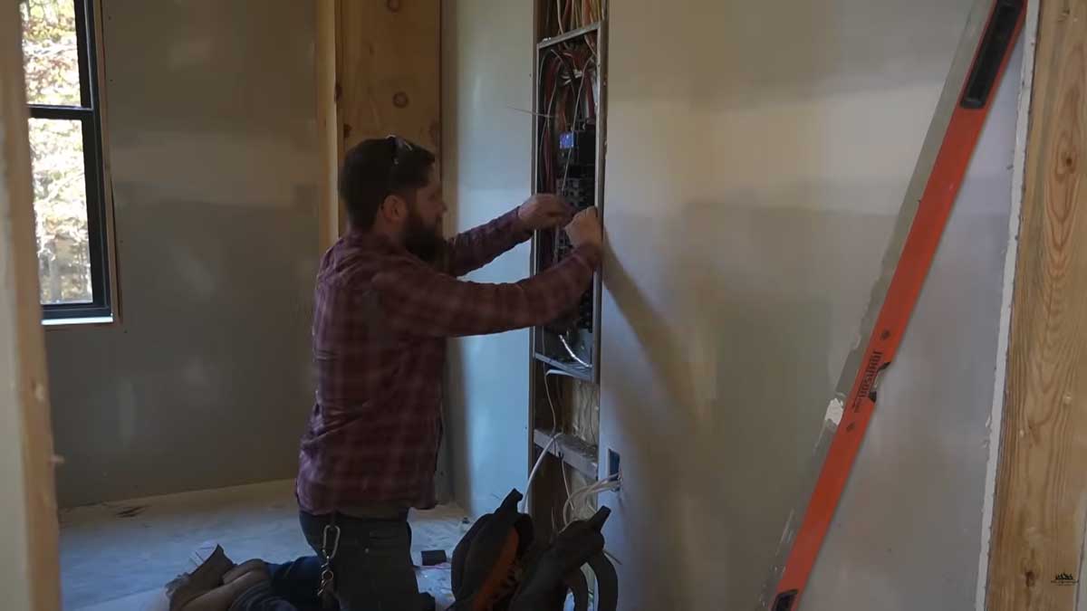 Část elektroinstalace vznikala svépomocí ještě před finálním uzavřením stěn.