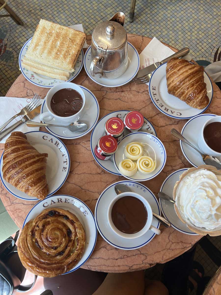 Francouzská horká čokoláda s vysokým podílem čokolády a smetany