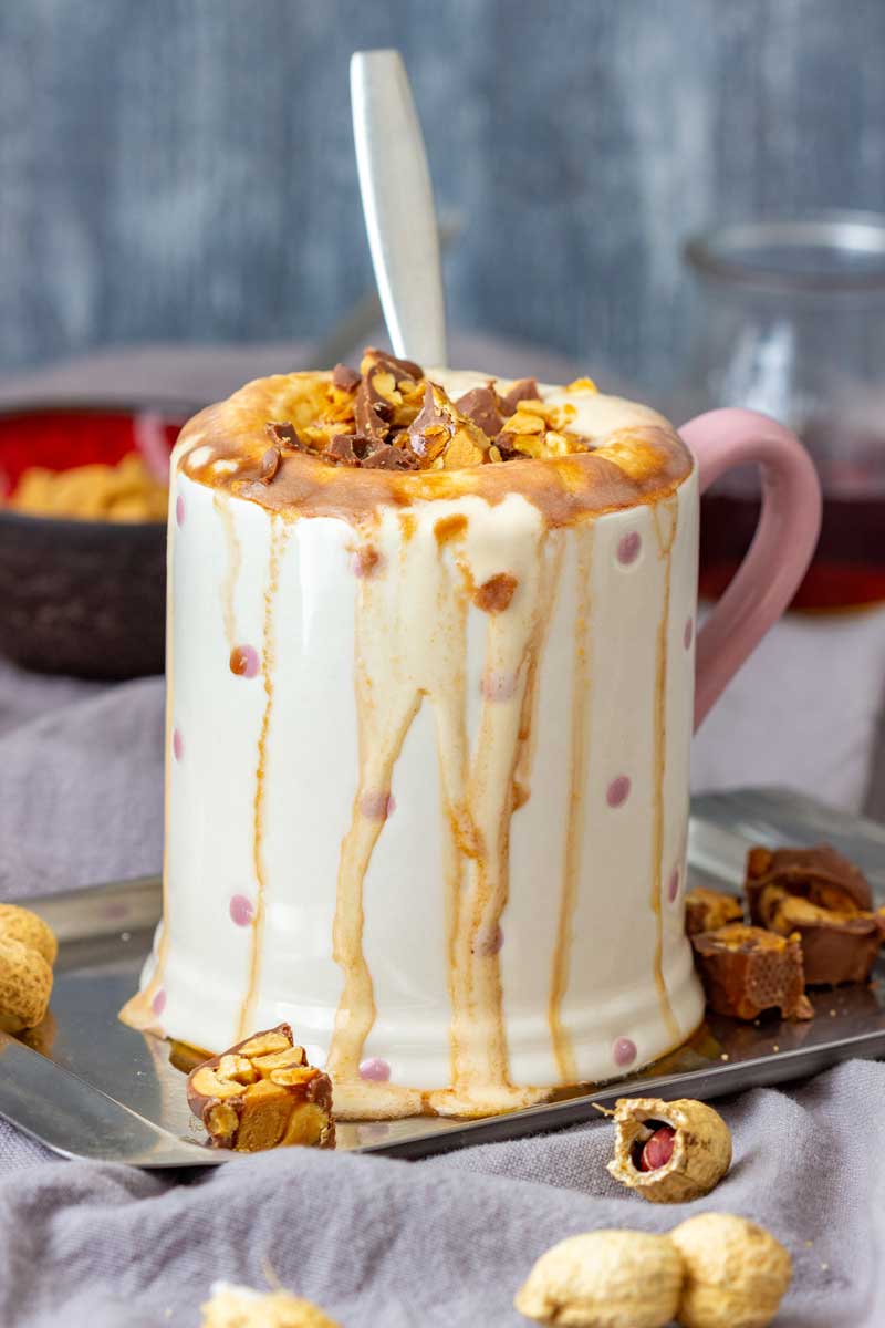 Krémová horká čokoláda s arašídovým máslem, hustá a sytá varianta zimního nápoje