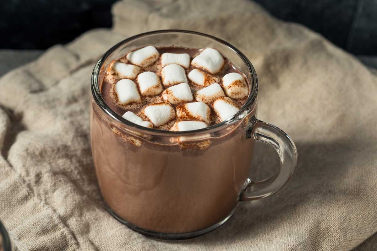 Horká čokoláda s marshmallows v průhledném hrnku, sladká a nostalgická zimní klasika