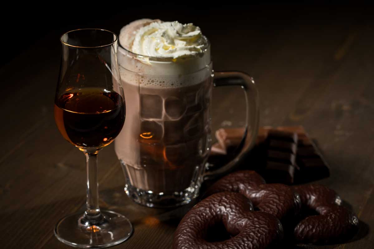 Horká čokoláda s rumem a smetanou, klasický zimní nápoj pro dlouhé večery