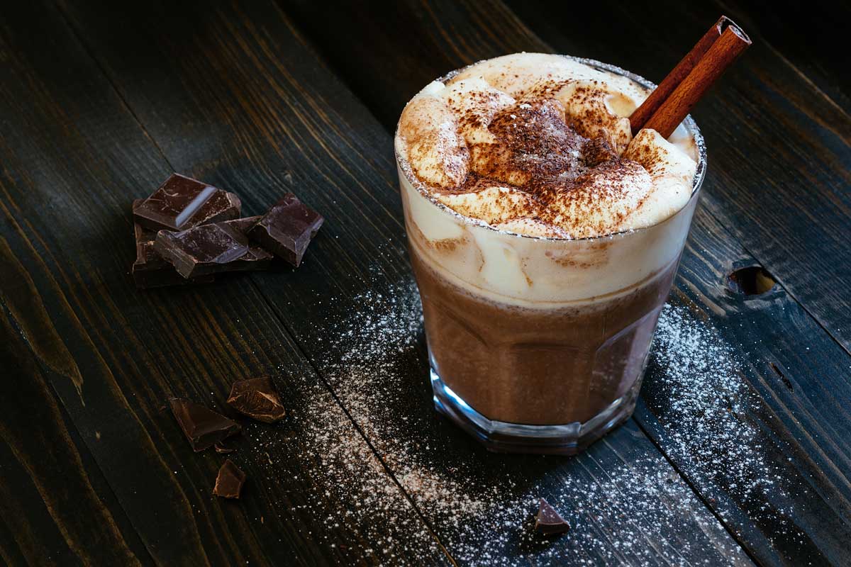 Horká čokoláda s whisky a šlehačkou, dospělá varianta zahřívacího nápoje