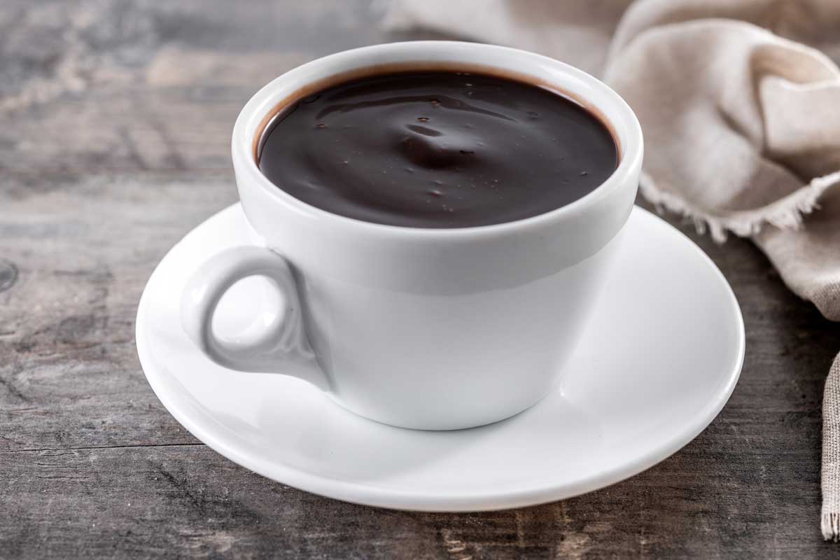 Italská horká čokoláda s velmi hustou konzistencí podávaná v šálku