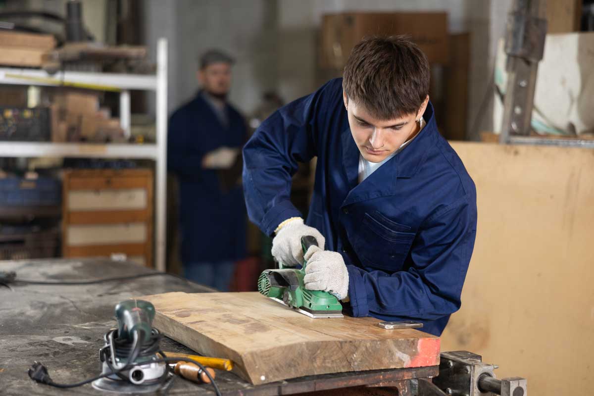 Dřevo do ruky, stres z hlavy. Jak začít s výrobou nábytku doma a zamilovat si to