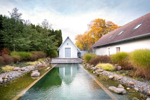 Zahrada u staré usedlosti, kde se sekaný trávník mění v louku a jezírko vidíte i z kuchyně