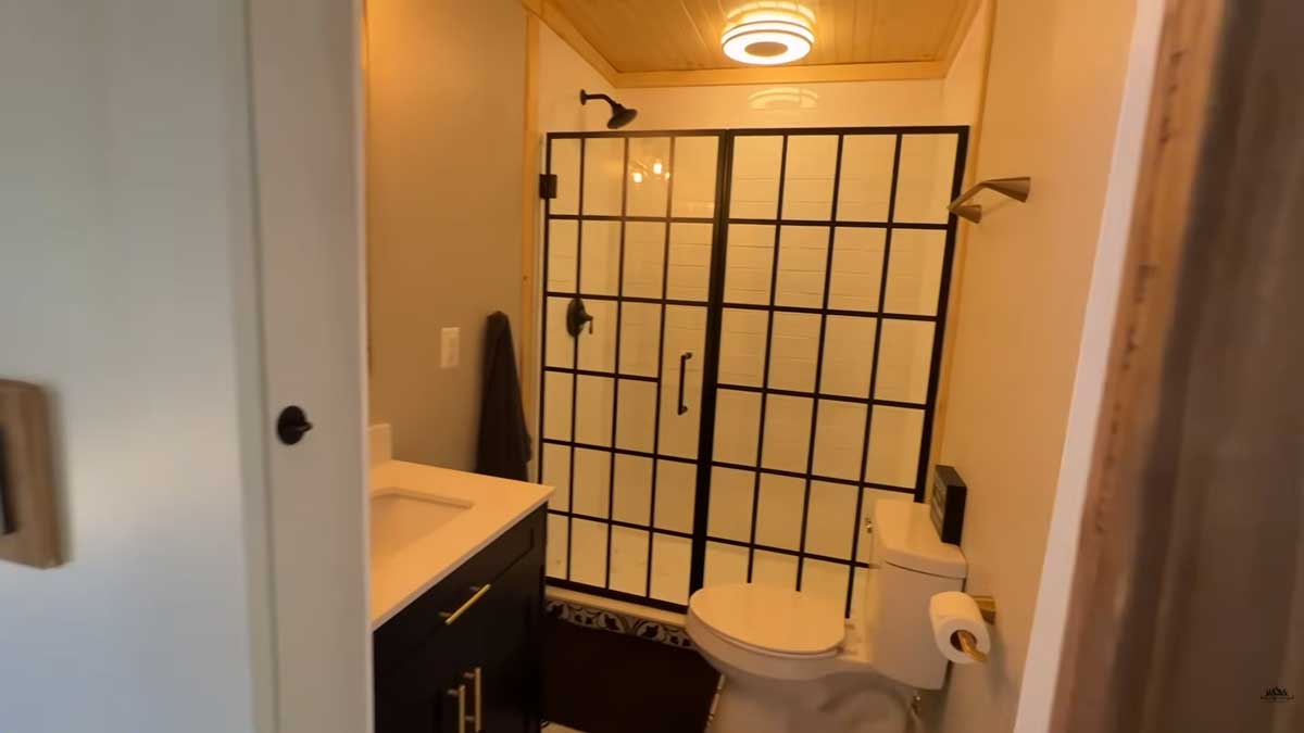 Nová koupelna po rekonstrukci sází na jednoduchost funkčnost a světlý prostor.