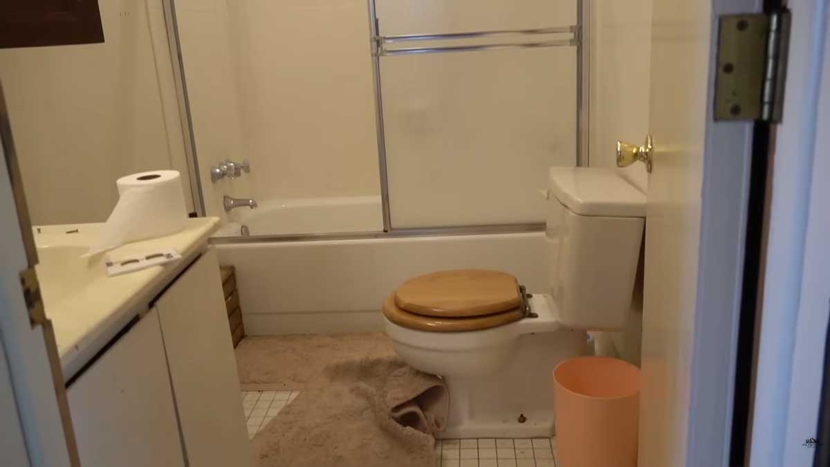 Koupelna před rekonstrukcí byla technicky i vizuálně na konci své životnosti.