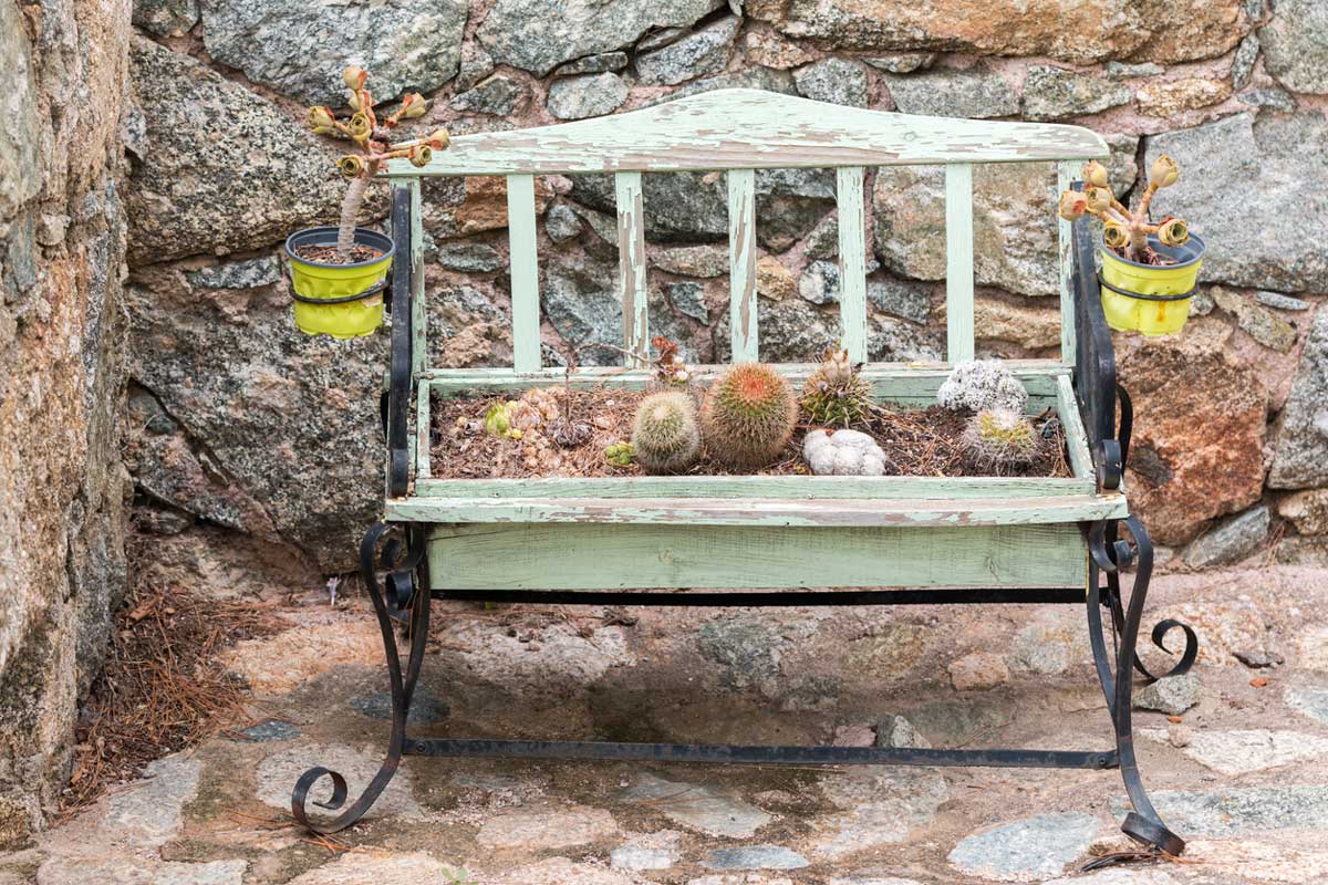 Zahradní květináč vytvořený ze staré dětské postýlky s patinovaným nátěrem