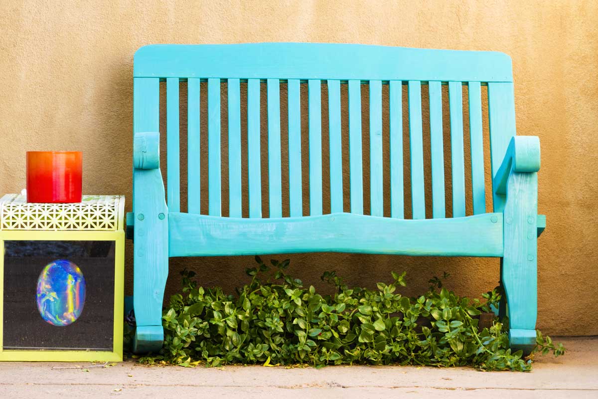 Z postýlky lze vytvořit útulnou lavičku, která nabídne sezení i místo na hračky.