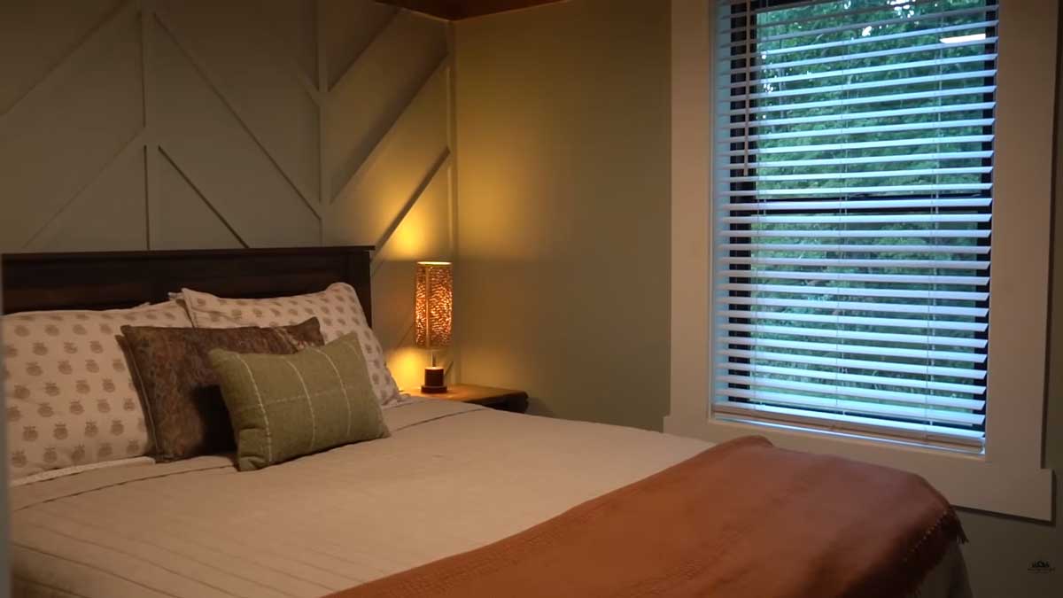 Klidná ložnice po rekonstrukci ukazuje že i jednoduché úpravy vytvoří příjemné místo pro odpočinek.