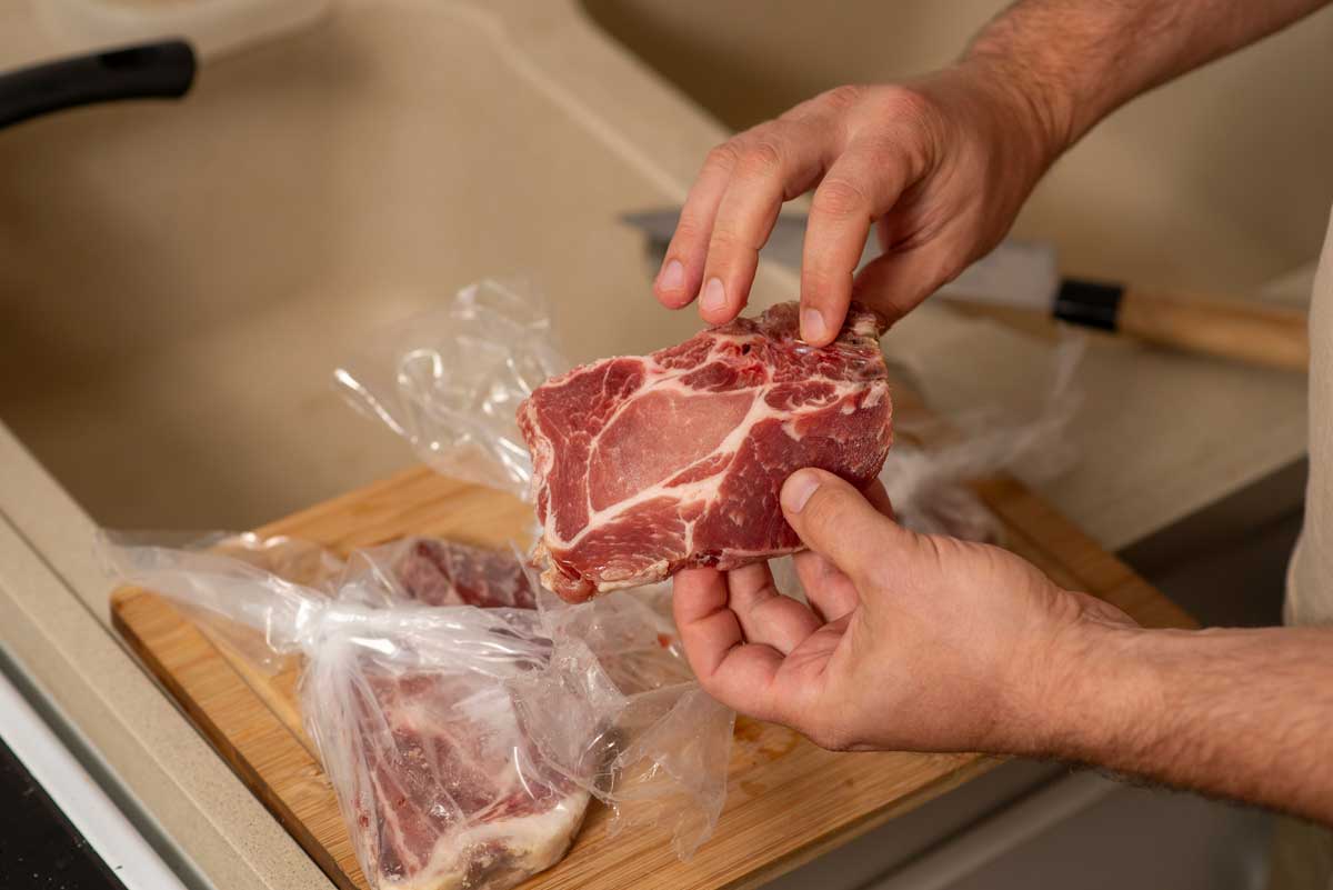 maso z mrazaku Rozmrazování kusu masa vyndaného z mrazáku jako základ pro rychlé a úsporné vaření