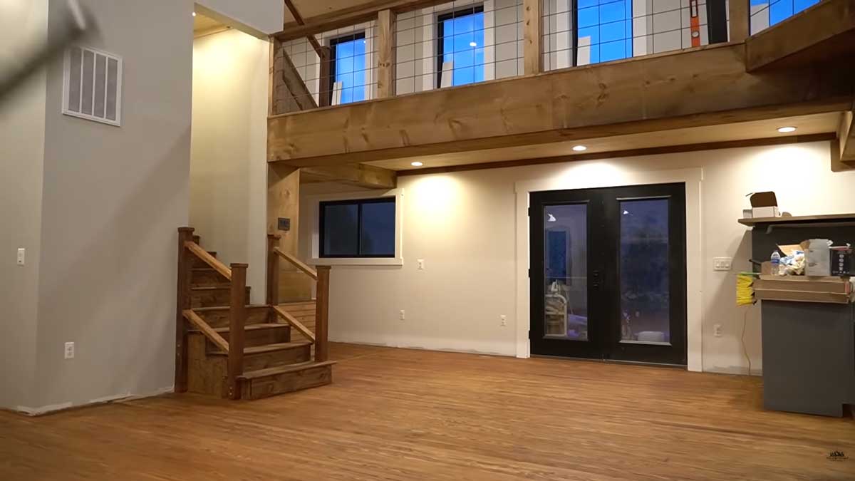 Opravené a znovu nalakované podlahy dodaly celému prostoru svěží a jednotný vzhled.