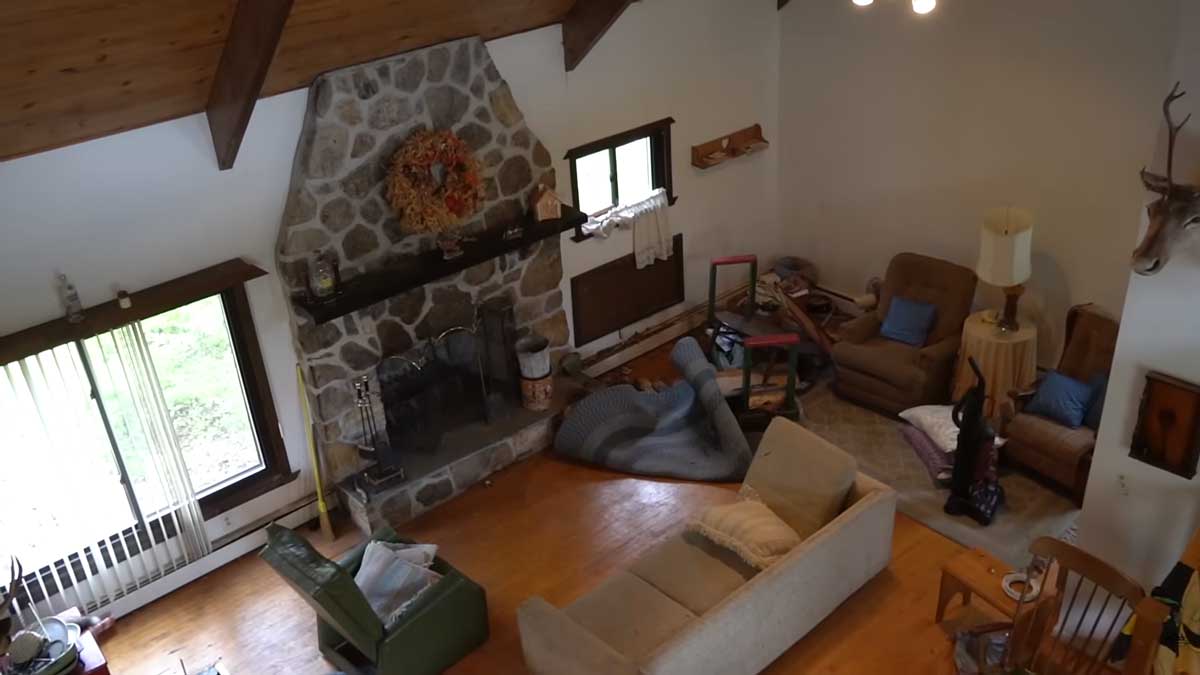 Původní obývací pokoj před rekonstrukcí byl zaplněný starým nábytkem a postrádal funkční řešení.