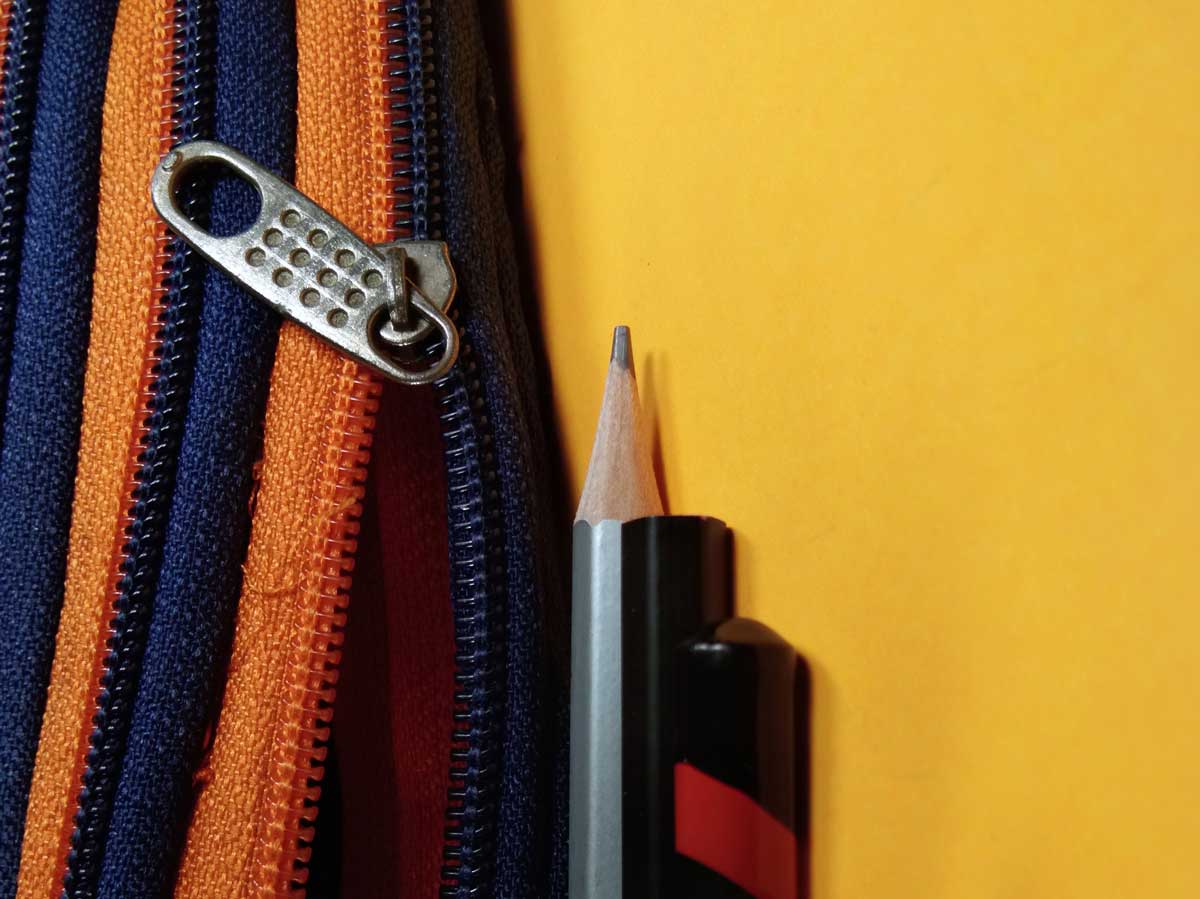 oprava zipu tuzkou Nanášení grafitu z tužky na zuby zipu pro snížení tření