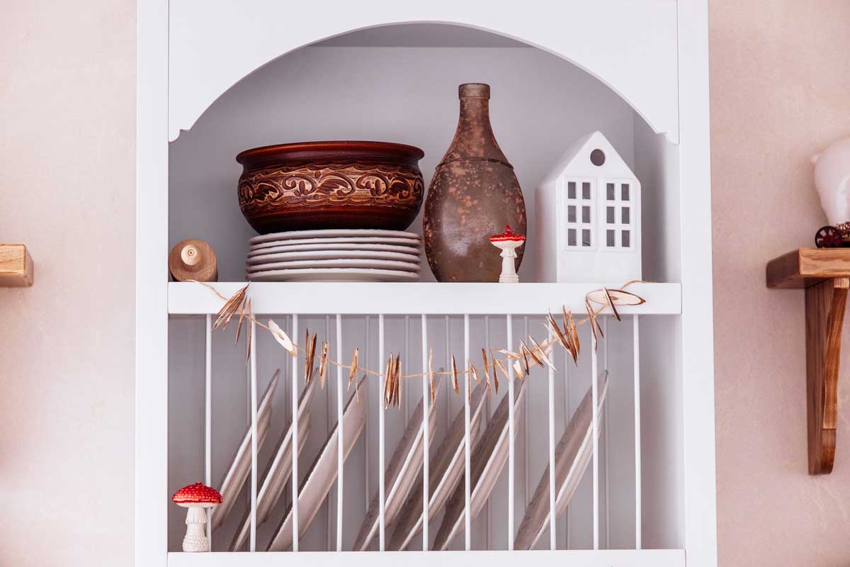 Dřevěná konstrukce z postýlky se skvěle hodí i jako stylová police do kuchyně.