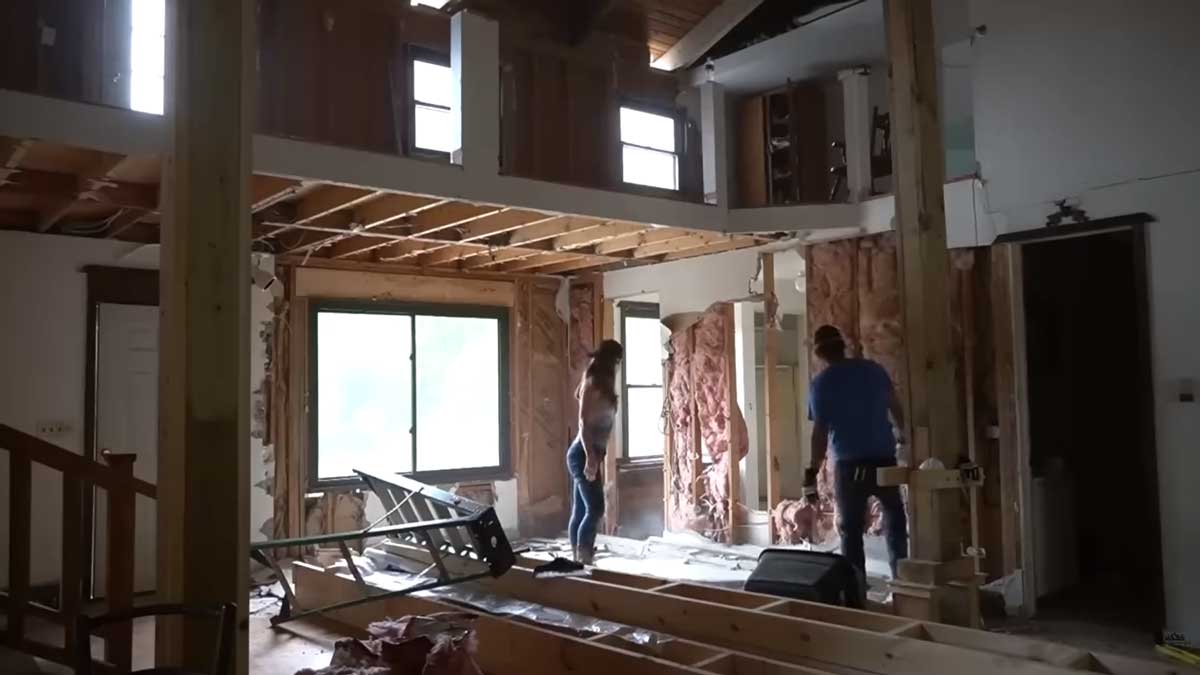 Průběh rekonstrukce domu s odkrytými stěnami izolací a rozpracovanými konstrukcemi