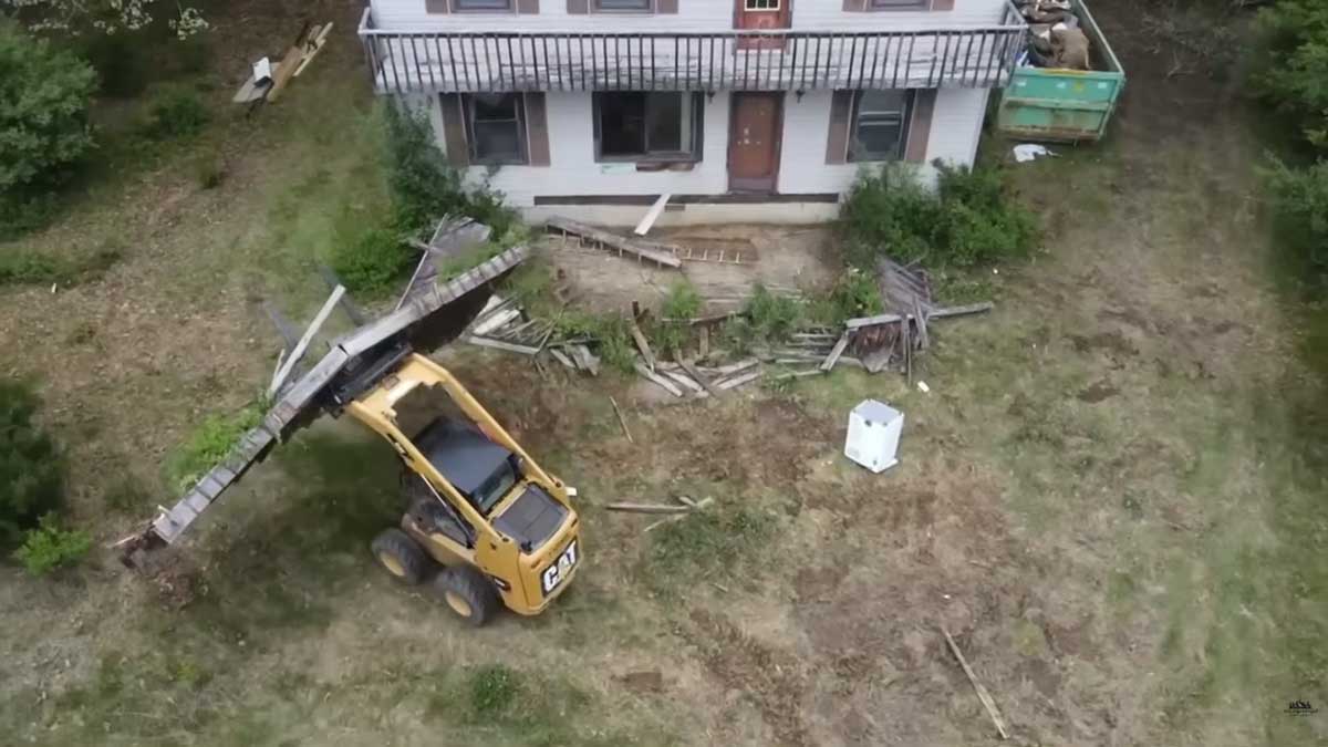 Původní veranda musela ustoupit novému řešení a bezpečnějšímu vstupu do domu.