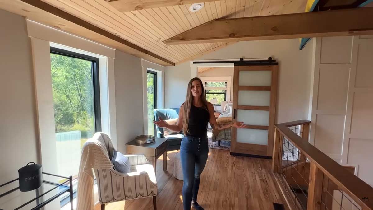 Horní podlaží po rekonstrukci slouží jako klidová zóna s dostatkem denního světla.