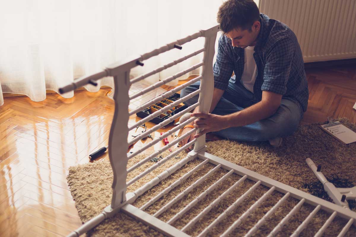 stara postylka Rozebraná stará dětská postýlka připravená k dalšímu využití