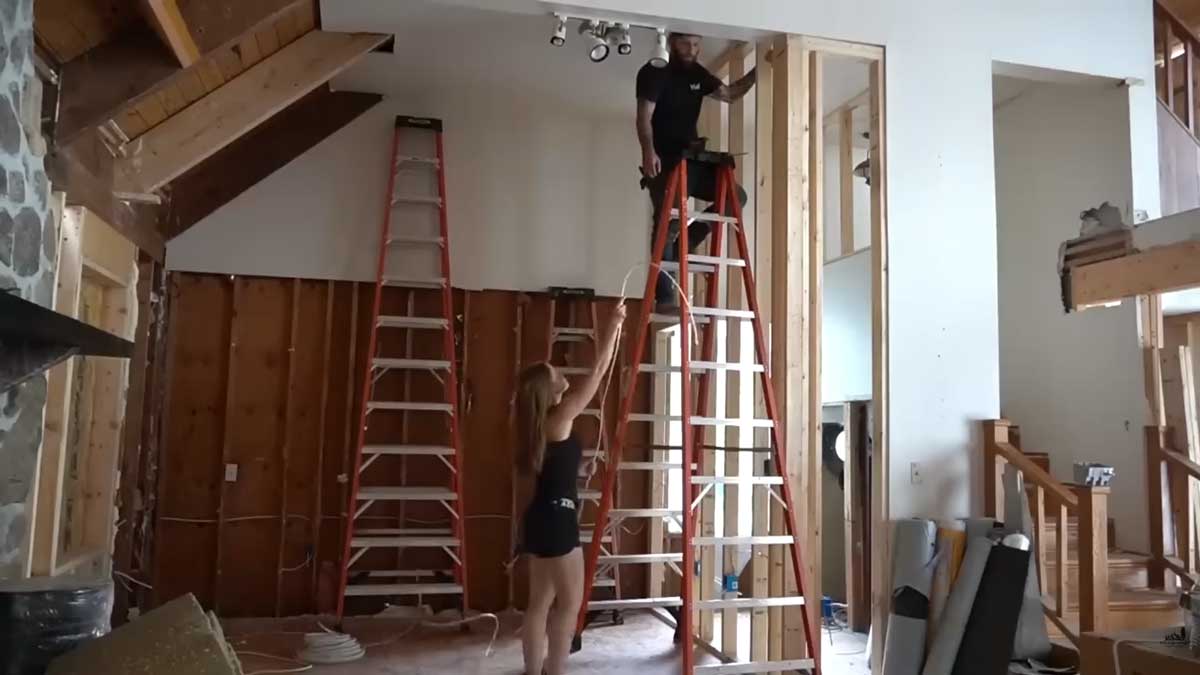 Osvětlení bylo z velké části instalováno svépomocí v závěrečné fázi rekonstrukce.