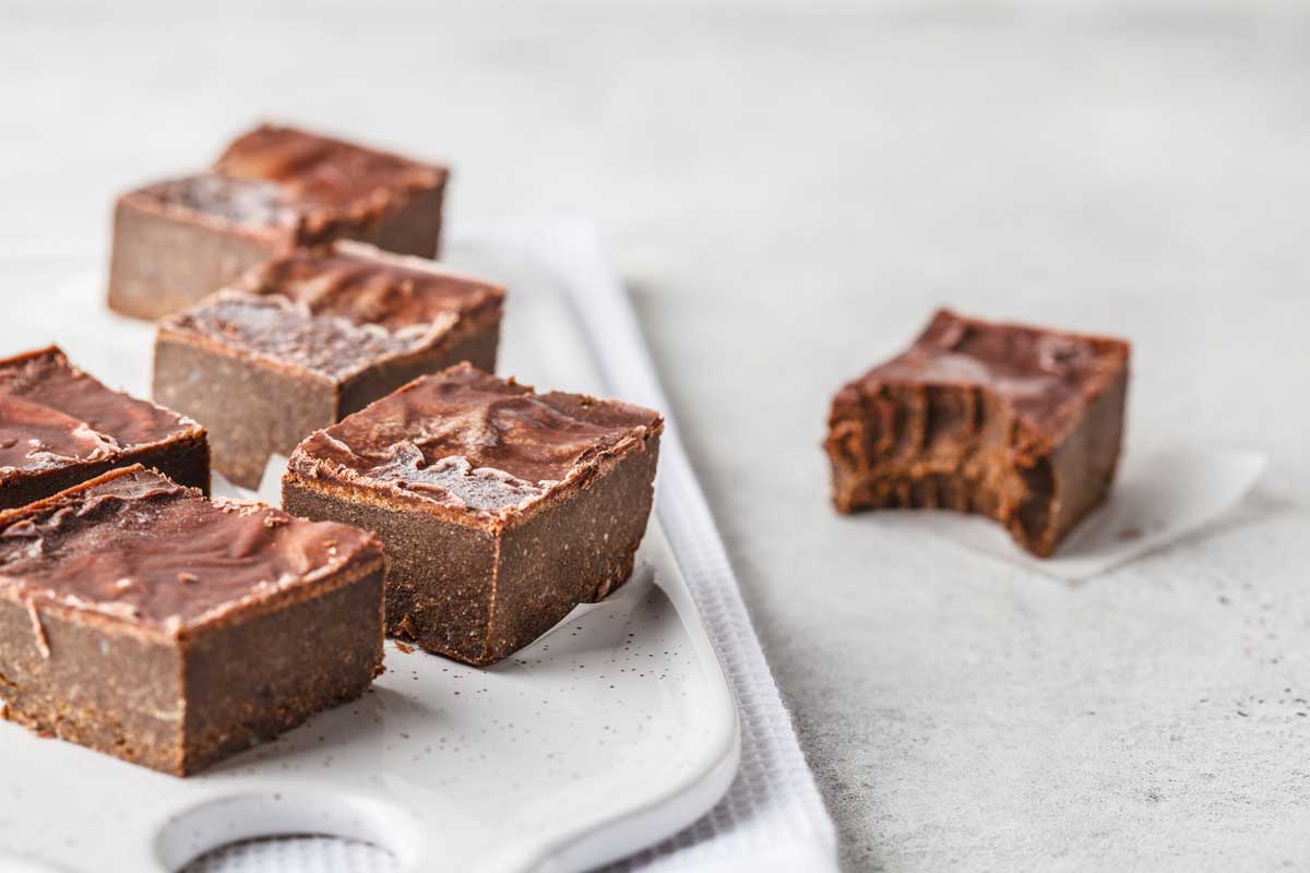 tahini brownies Bezlepkové tahini brownies s čokoládou a ořechy jako dezert bohatý na bílkoviny.