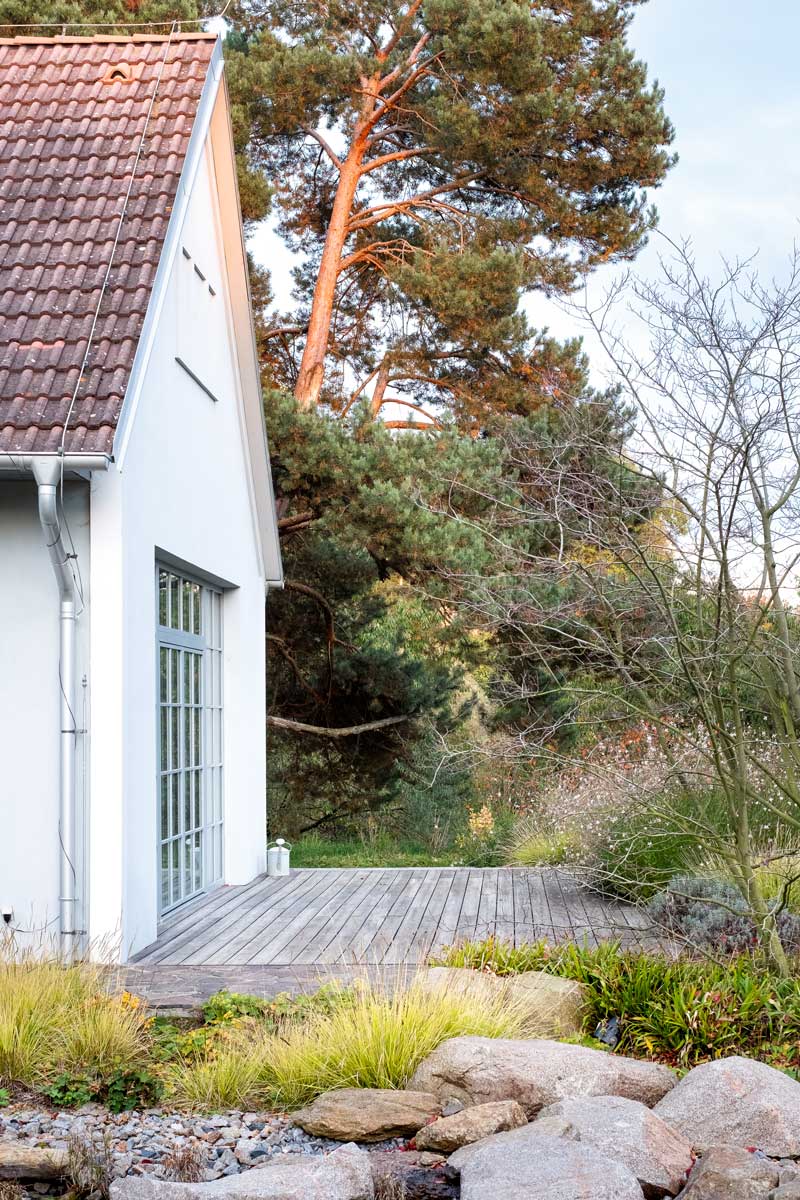 Dřevěná terasa navazuje na obývací prostor v domě. Interiér s exteriérem jsou propojené velkým zasklením. Majitelům se nabízí přímo z pohodlí obýváku výhled na výsadbu. Zahradní architekt Ferdinand Leffler říká: „Pokud je to možné, plánuji okolo domu teras více. K hlavní přidejte alespoň jednu menší, tzv. snídaňovou, která má intimnější atmosféru.“