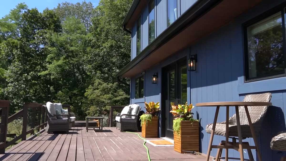 Nová terasa rozšířila obytný prostor a nabídla příjemné místo pro venkovní posezení.