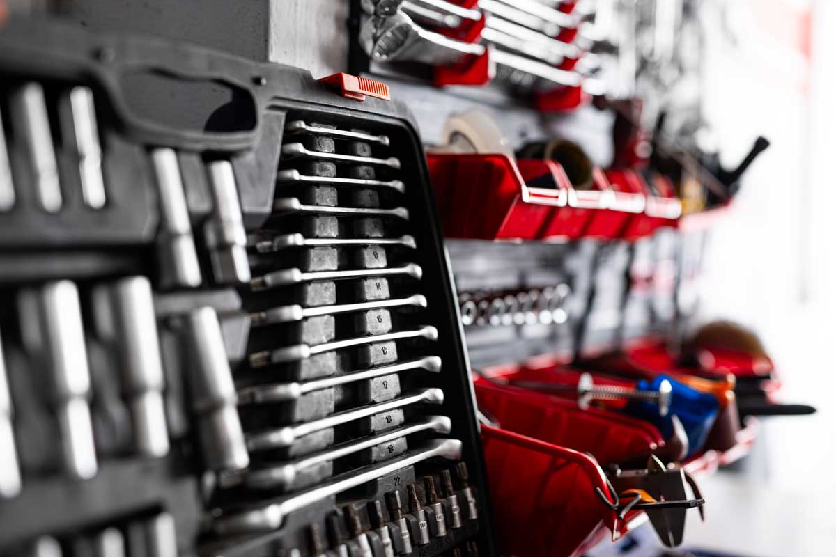 Úložné boxy pomáhají udržet drobné nářadí a materiál přehledně roztříděné.