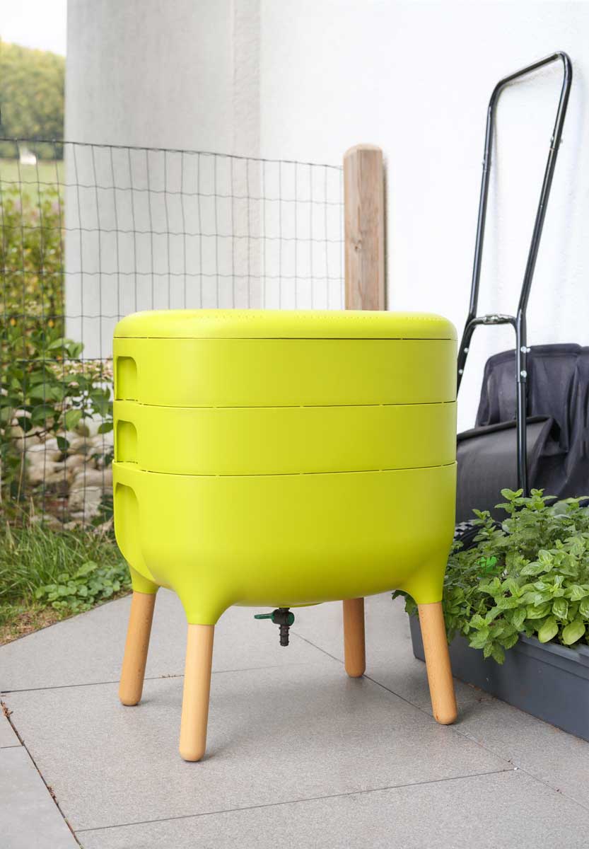 Designový vermikompostér na nožičkách umístěný na terase u domu