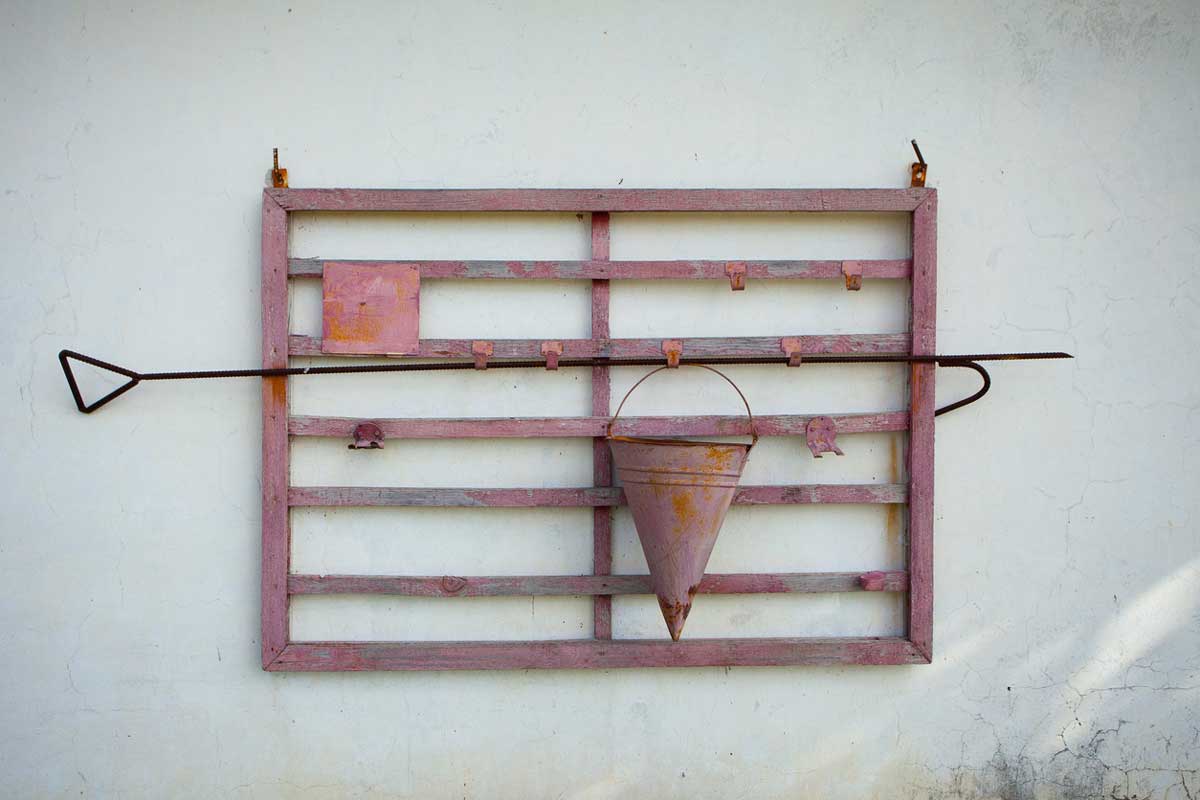vesak na naradi Nástěnný věšák na nářadí vyrobený ze dřeva ze staré postýlky