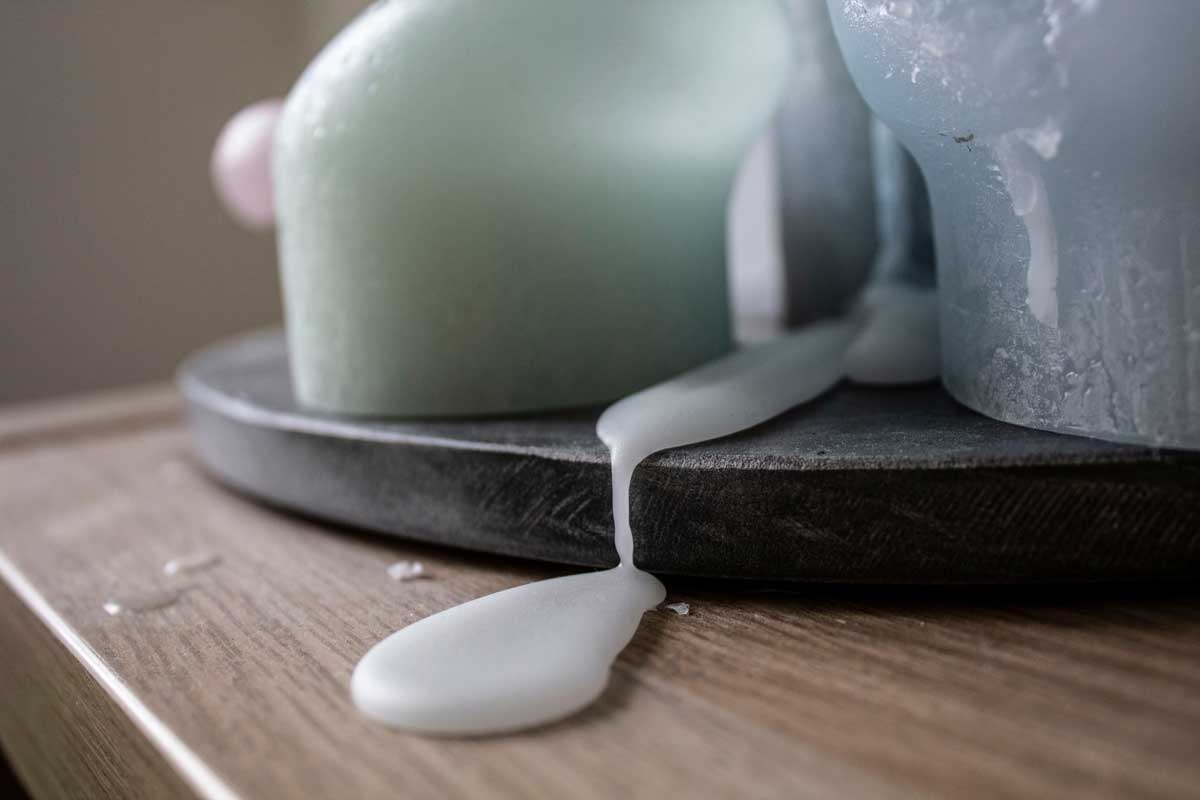 Ztuhlý vosk stékající ze svíčky na podložku