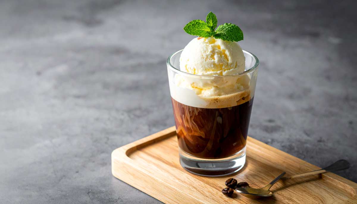 Cafe affogato Italské affogato s vanilkovou zmrzlinou přelité horkým espressem
