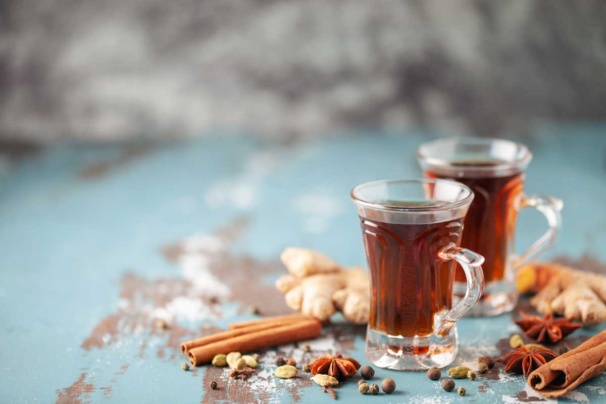 Qishr Jemenský kávový nápoj Qishr se zázvorem, skořicí a kardamomem podávaný ve sklenici