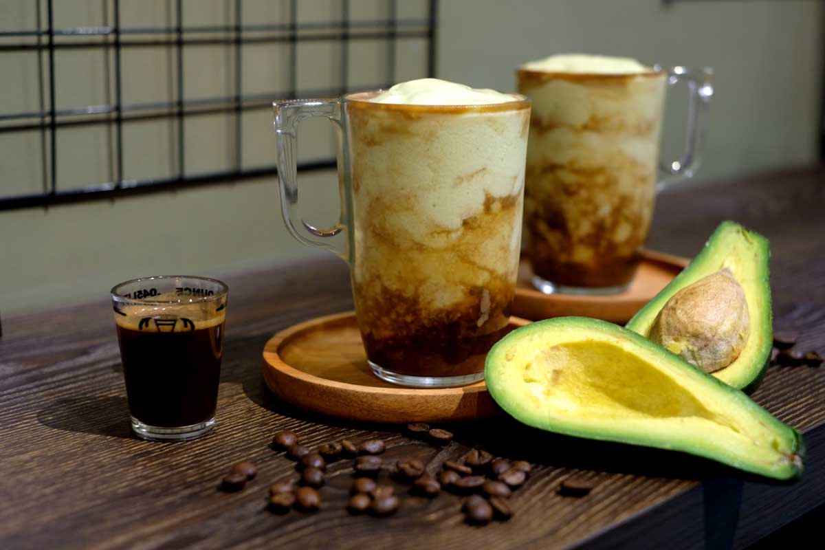avokadova kava Indonéská avokádová káva Es Alpukat Kopi s avokádem, silnou kávou a kondenzovaným mlékem