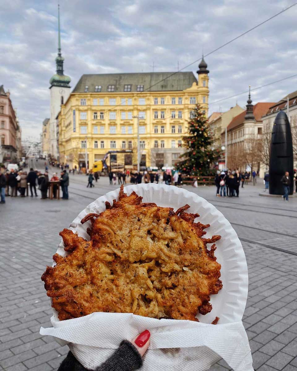 Křupavý český bramborák s výraznou chutí česneku a majoránky podávaný horký přímo z pánve.