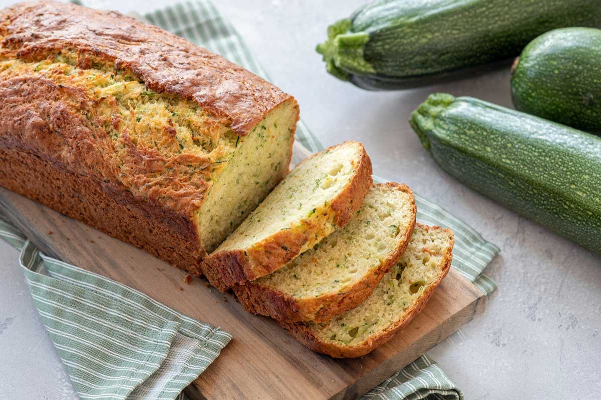 Nakrájený cuketový chlebíček z mandlové mouky připravený v bezlepkové a low carb variantě.
