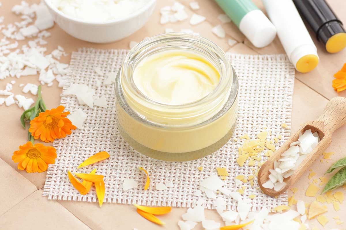 Domácí tělové máslo s bambuckým máslem a přírodními oleji připravené pro intenzivní zimní hydrataci pokožky
