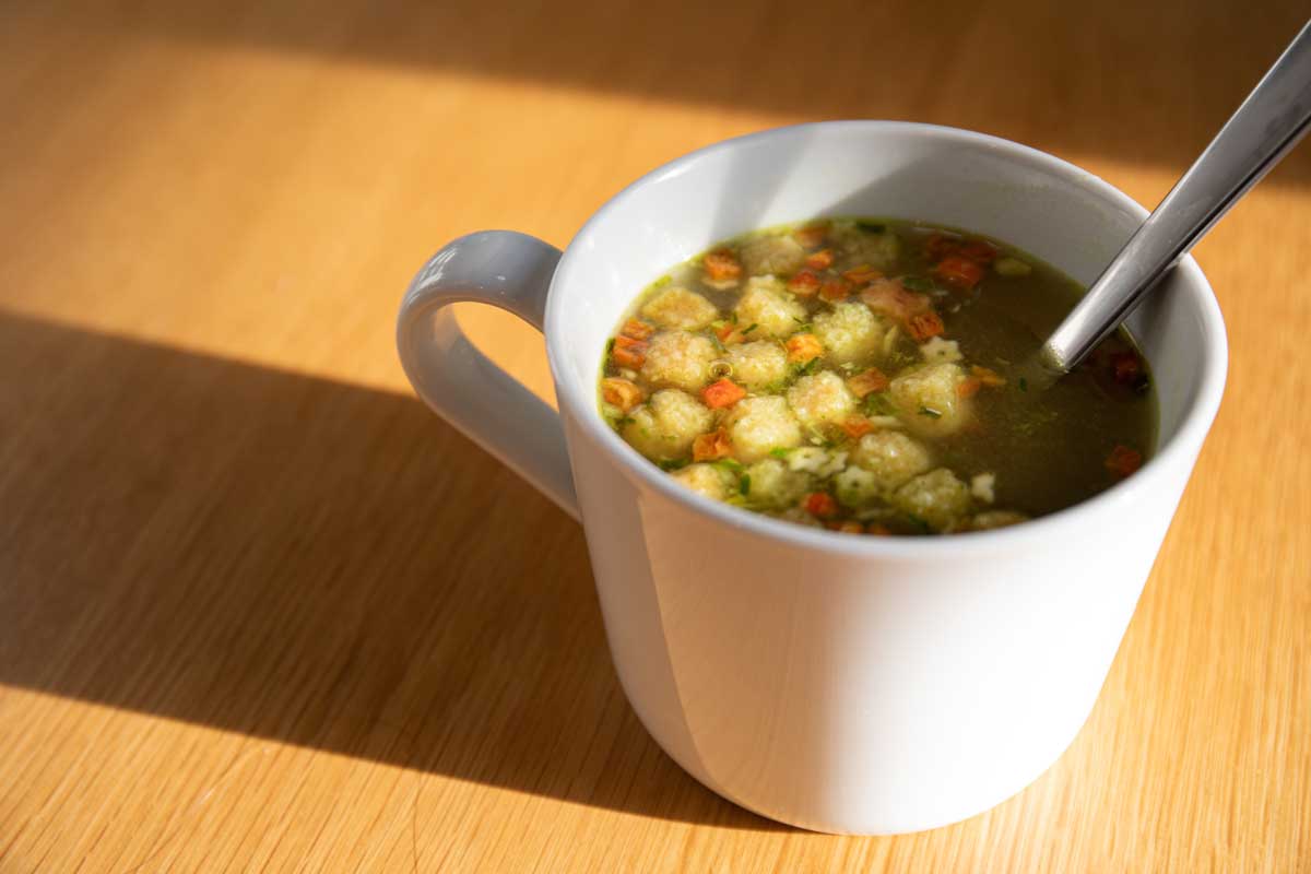 Instantní zeleninová polévka připravená v hrnku, která obsahuje vysoké množství soli a dochucovadel