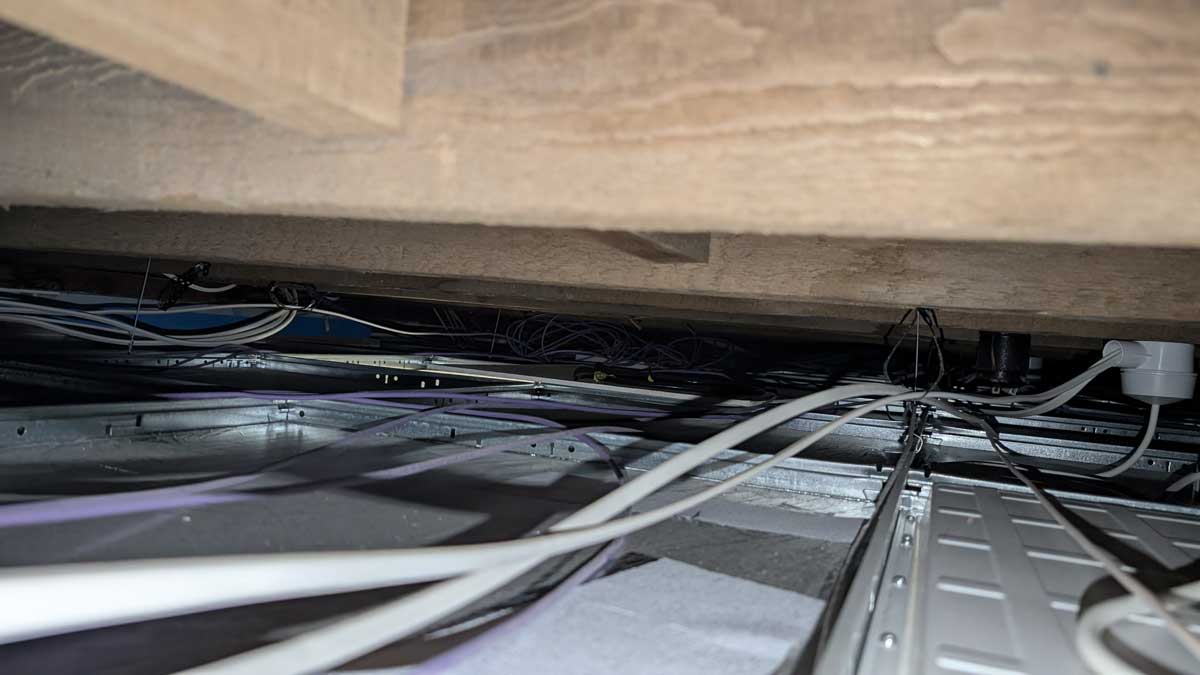 kabely za nabytkem Rozvody kabelů vedené za nábytkem a pod konstrukcí zůstávají skryté, ale zároveň přístupné pro servis.