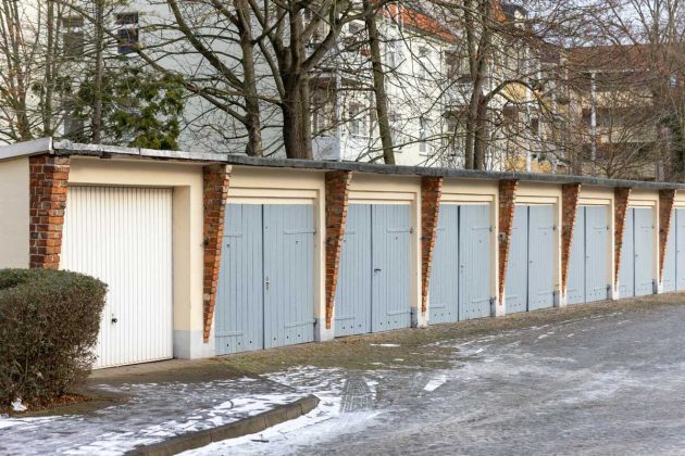 Zimní údržba chodníku. Jak správně odklízet sníh a led, aniž byste poškodili dlažbu