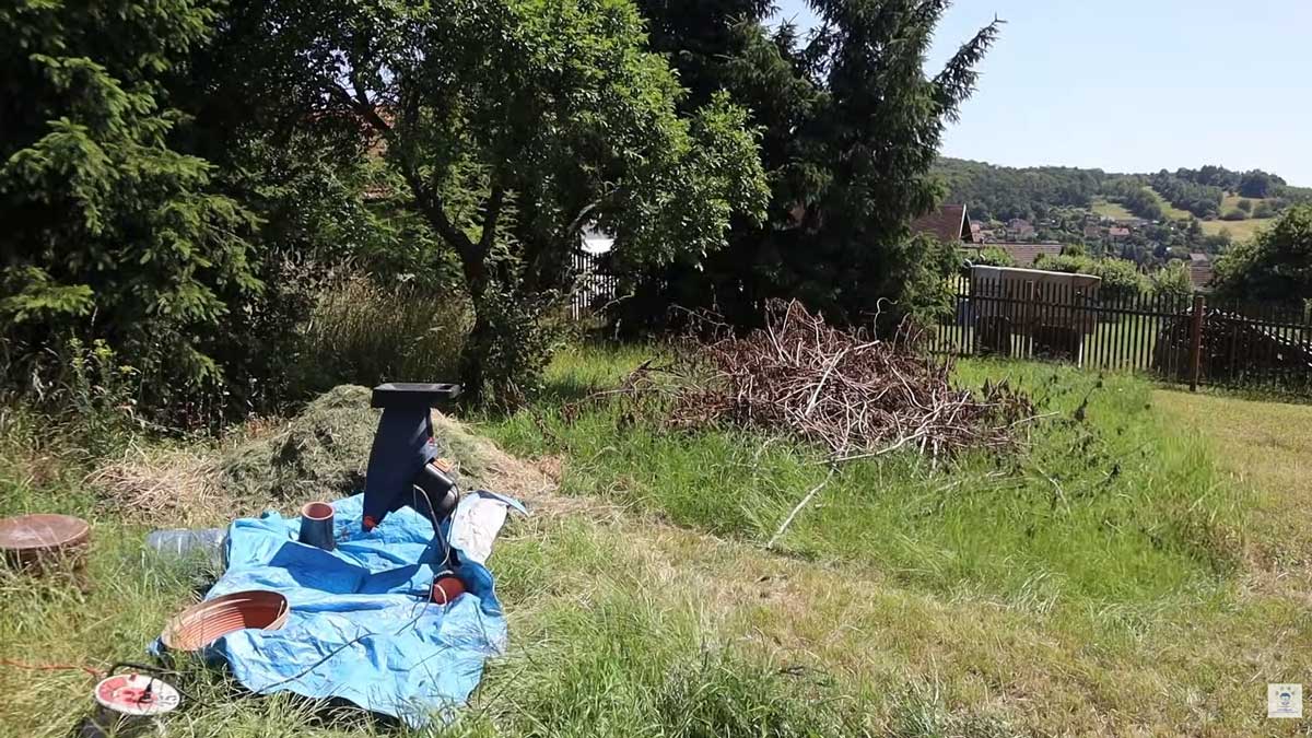 Mulčování pomohlo udržet vláhu v půdě a zároveň dalo nově upraveným plochám čistší a promyšlenější vzhled.