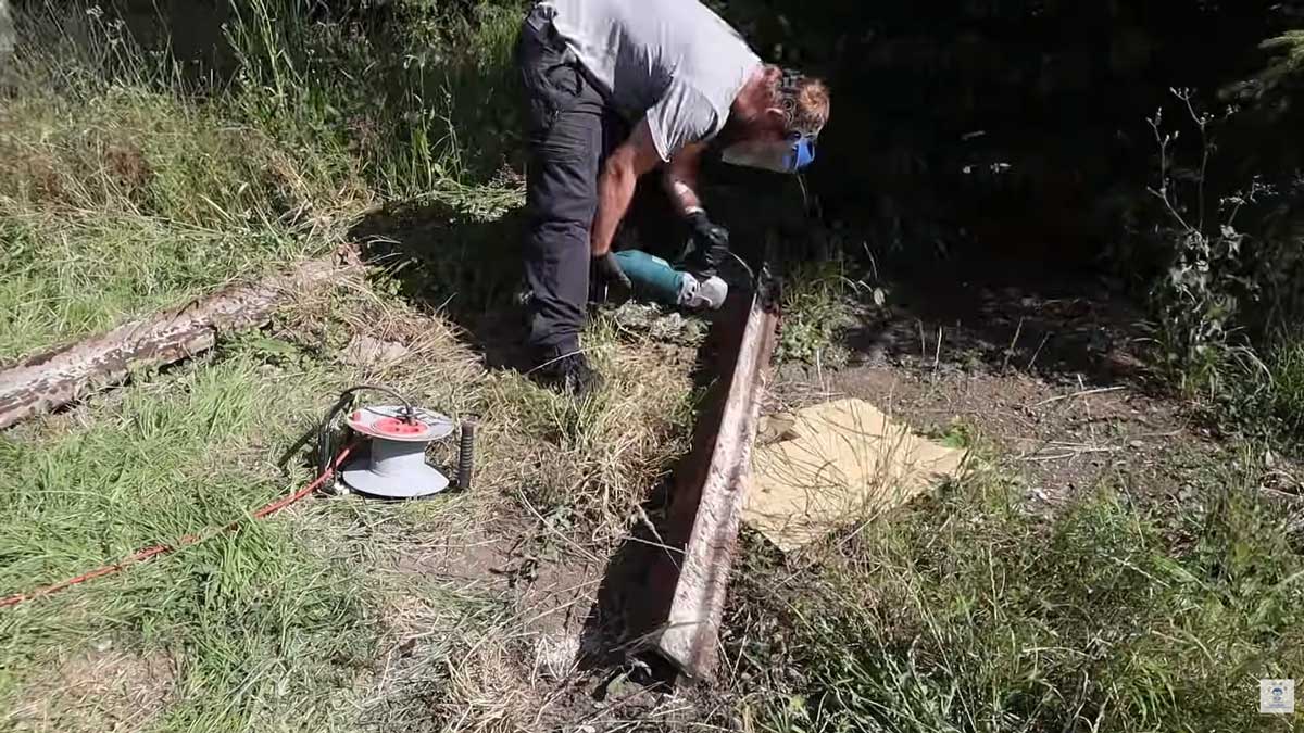 Odvoz těžkých kovových konstrukcí patřil k fyzicky nejnáročnějším částem celé roční proměny.