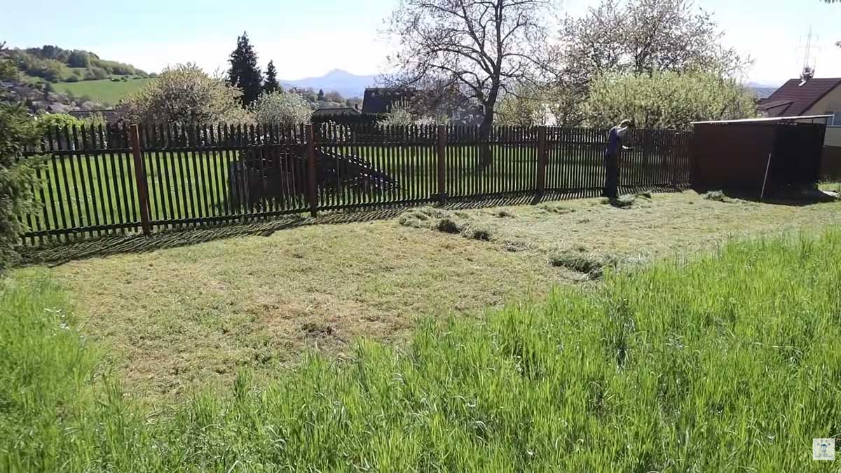 Pravidelné sekání a údržba postupně proměnily zarostlou plochu v otevřený a funkční prostor.