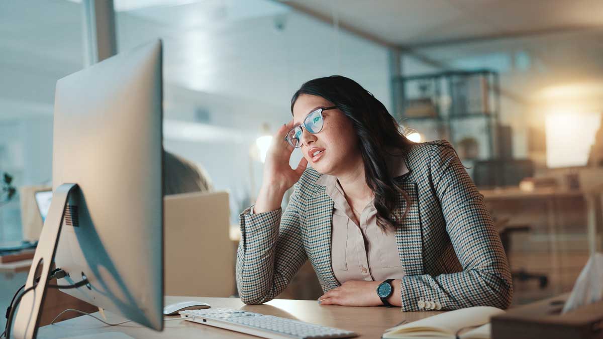 prace na pocitaci Žena pracuje dlouhé hodiny u počítače – únava očí, pálení a bolest hlavy patří mezi typické projevy syndromu počítačového vidění (CVS).