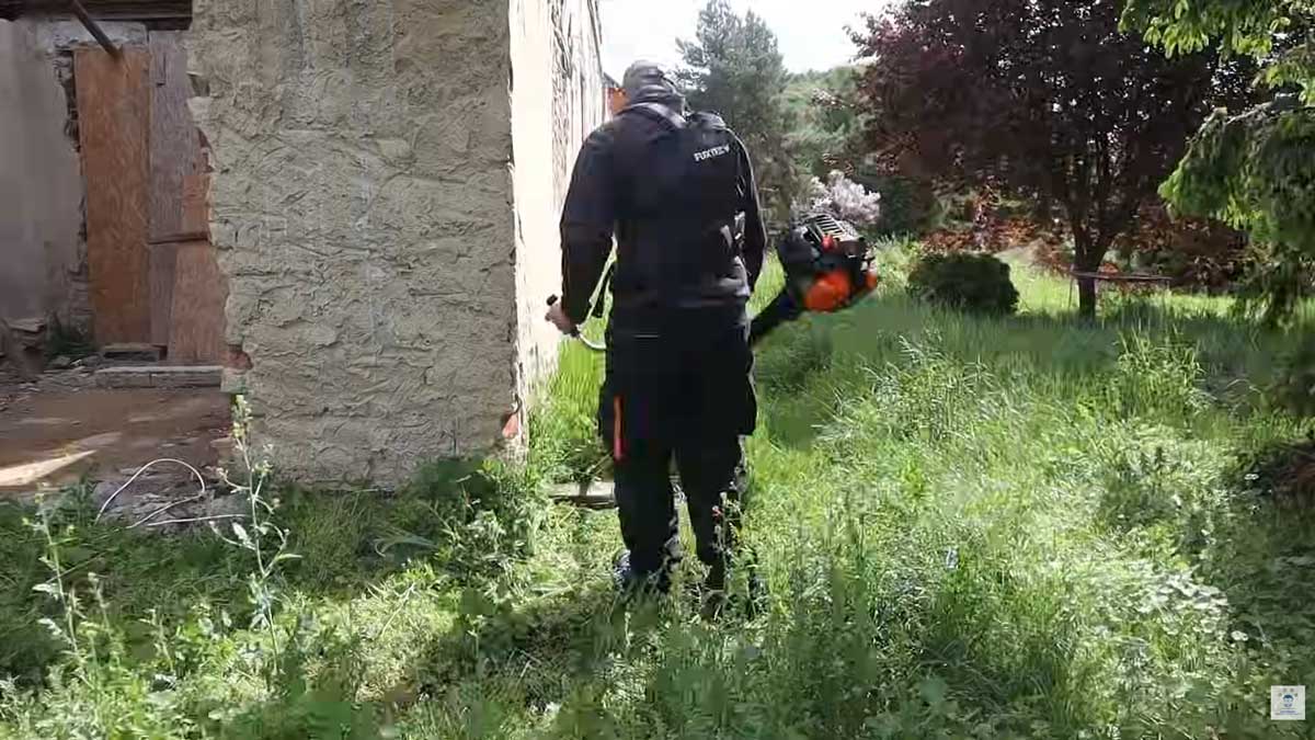 Detailní dosekávání kolem budovy patřilo k prvním krokům, které zahradě vrátily přehlednost.