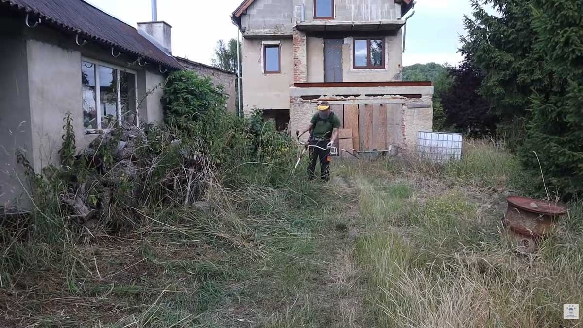 Proměna české zahrady svépomocí bez iluzí. Kolik práce a času zabere zanedbaný pozemek?