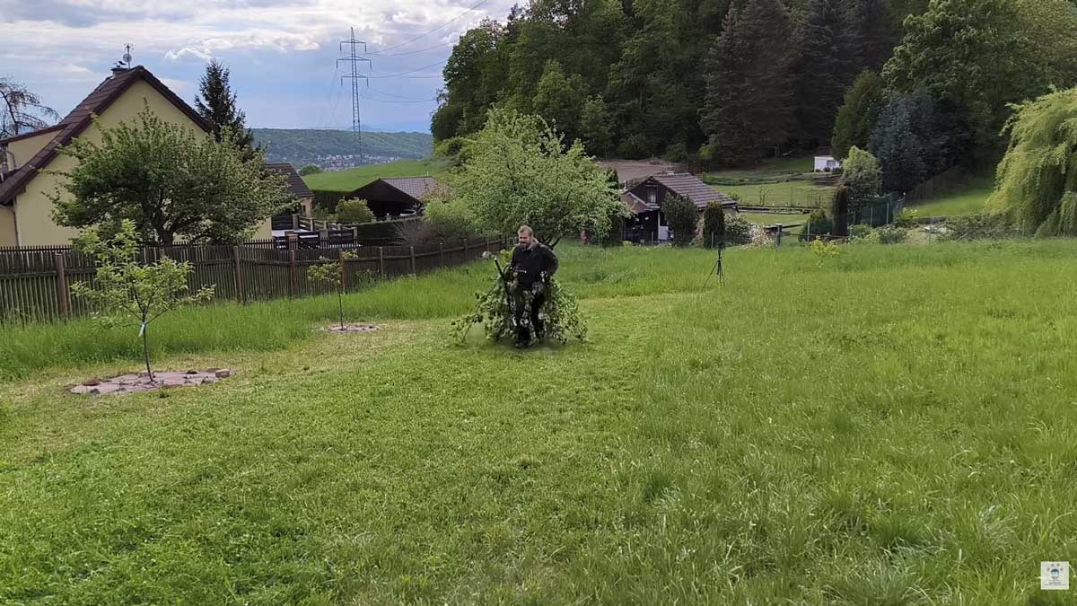 Odstranění těžkých a starých konstrukcí a zřezaných větví patřilo k nejnáročnějším částem celého roku práce.