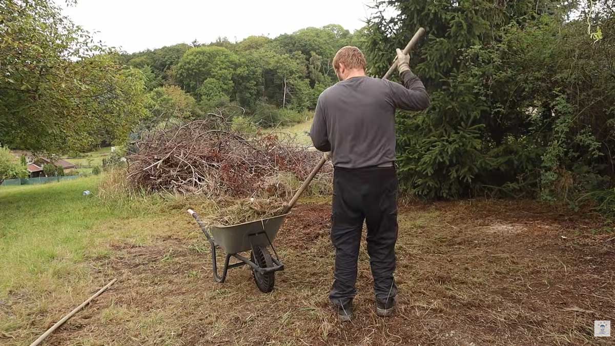 Úklid biologického odpadu byl jedním z prvních kroků, bez kterého by další proměna zahrady nemohla pokračovat.