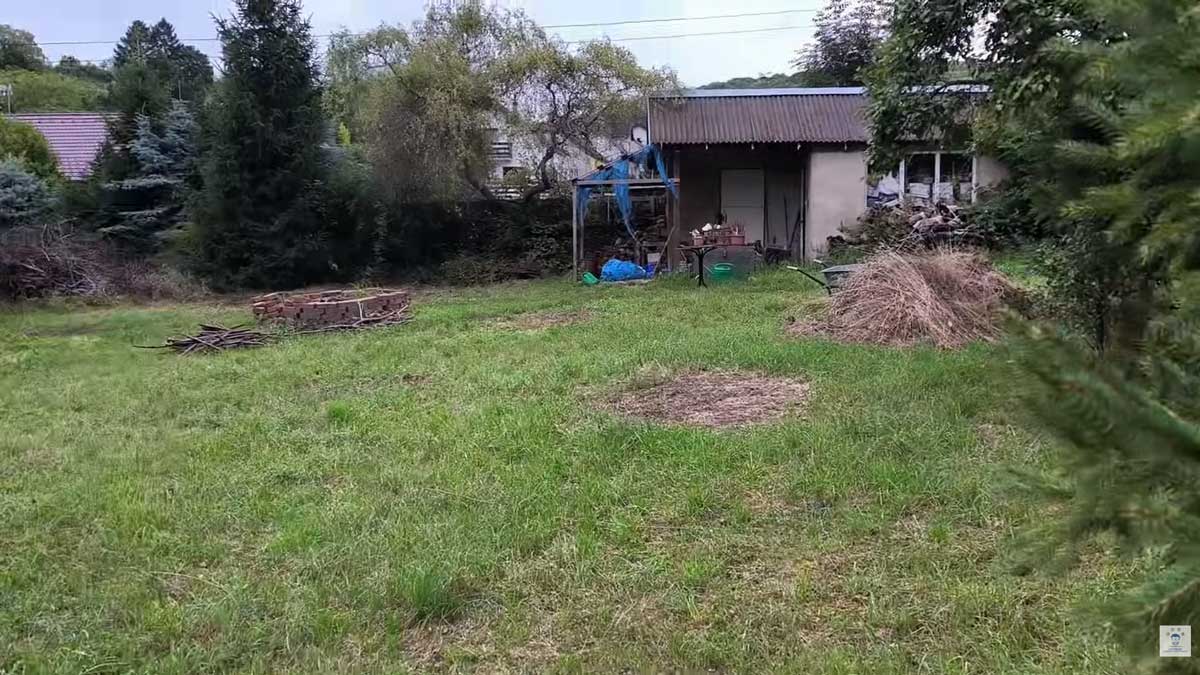 Část zahrady po vyčištění od náletových dřevin a starých hromad působí otevřeněji a přehledněji než na začátku rekonstrukce.